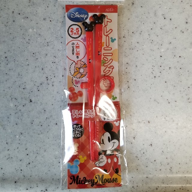 Disney(ディズニー)のミッキーマウス　トレーニング箸（右利き用） キッズ/ベビー/マタニティの授乳/お食事用品(スプーン/フォーク)の商品写真