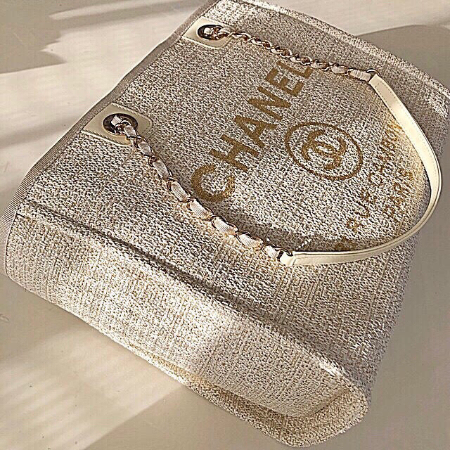 CHANEL(シャネル)の❤️シャネル❤️限定お値下げ💕新品未使用✨ドーヴィル トート アイボリー♪ レディースのバッグ(トートバッグ)の商品写真