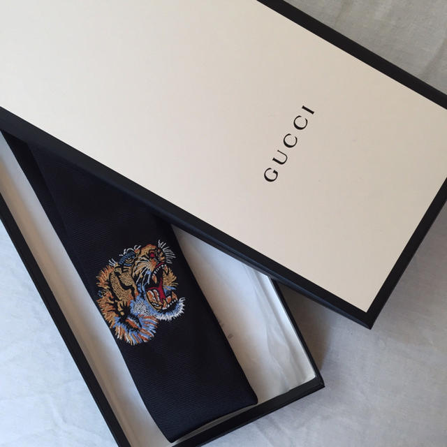 Gucci(グッチ)のGUCCI タイガーネクタイ 確実正規品 メンズのファッション小物(ネクタイ)の商品写真