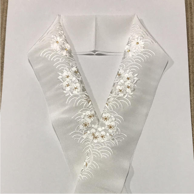 半衿 半襟  刺繍  白地に白と金糸での刺繍  青海波に花丸紋の柄