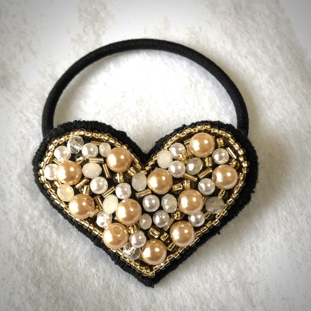 ビーズ刺繍 ハートのヘアゴム【パール＆ゴールド】ハンドメイド  ハンドメイドのアクセサリー(ヘアアクセサリー)の商品写真