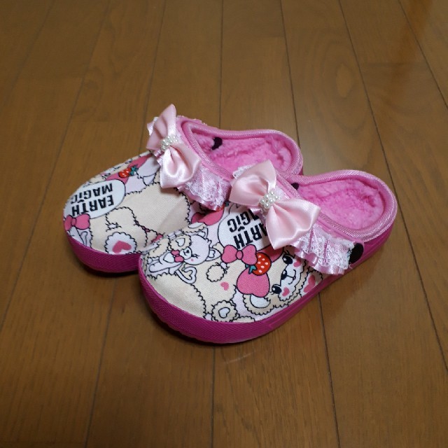 EARTHMAGIC(アースマジック)の秋冬用フリフリファーサンダル❤17㎝　ピンク キッズ/ベビー/マタニティのキッズ靴/シューズ(15cm~)(サンダル)の商品写真
