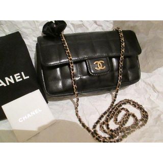 人気　美品　正規品　CHANEL　シャネル黒ラムカメリアミニ斜め掛けバック(メッセンジャーバッグ)