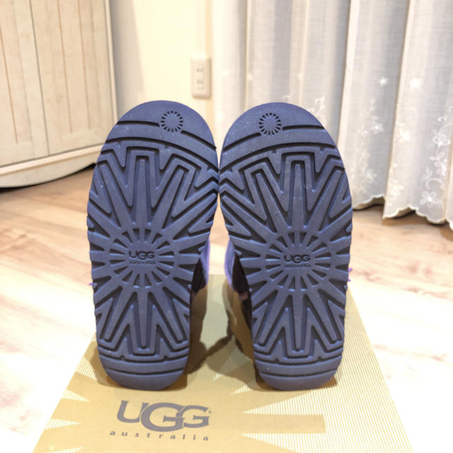 UGG(アグ)のUGGパープルハートドットブーツ22.5cm 小さめレディース ジュニアOK レディースの靴/シューズ(ブーツ)の商品写真