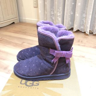 アグ(UGG)のUGGパープルハートドットブーツ22.5cm 小さめレディース ジュニアOK(ブーツ)