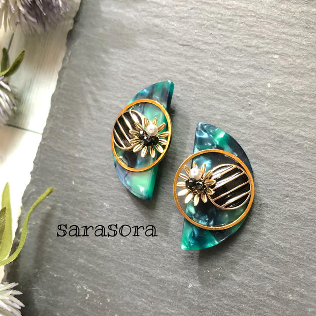 378 green half moon earrings ハンドメイドのアクセサリー(ピアス)の商品写真