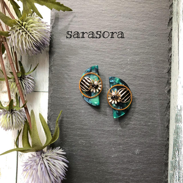 378 green half moon earrings ハンドメイドのアクセサリー(ピアス)の商品写真