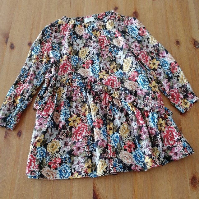 ZARA KIDS(ザラキッズ)のザラ　花柄ワンピース　5歳110 キッズ/ベビー/マタニティのキッズ服女の子用(90cm~)(ワンピース)の商品写真