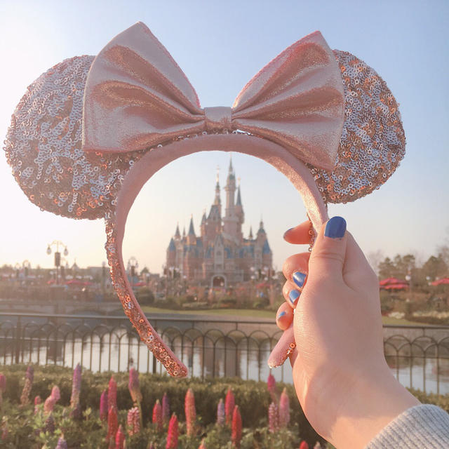 Disney(ディズニー)の上海ディズニー★ミニーカチューシャ レディースのヘアアクセサリー(カチューシャ)の商品写真