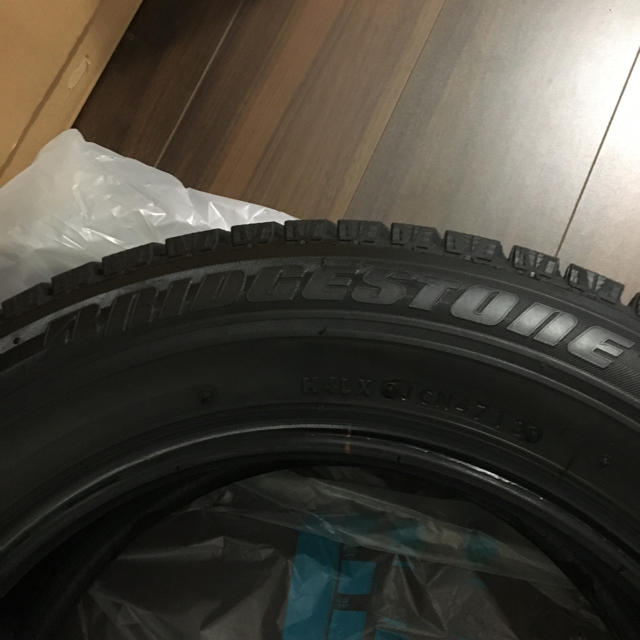 BRIDGESTONE(ブリヂストン)のスタッドレスタイヤ15インチ  4本セット 自動車/バイクの自動車(タイヤ)の商品写真