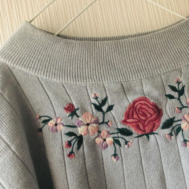 w closet(ダブルクローゼット)のダブルクローゼット刺繍スプリングニット レディースのトップス(ニット/セーター)の商品写真