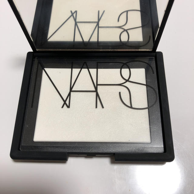 NARS(ナーズ)のNARS ライト リフティング セッティングパウダー プレストN コスメ/美容のベースメイク/化粧品(フェイスパウダー)の商品写真