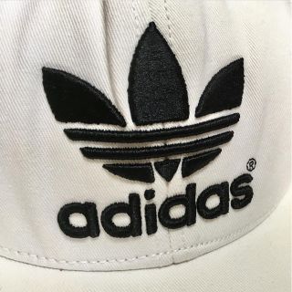 アディダス(adidas)の美品！adidas originals スナップ バック キャップ 白(キャップ)