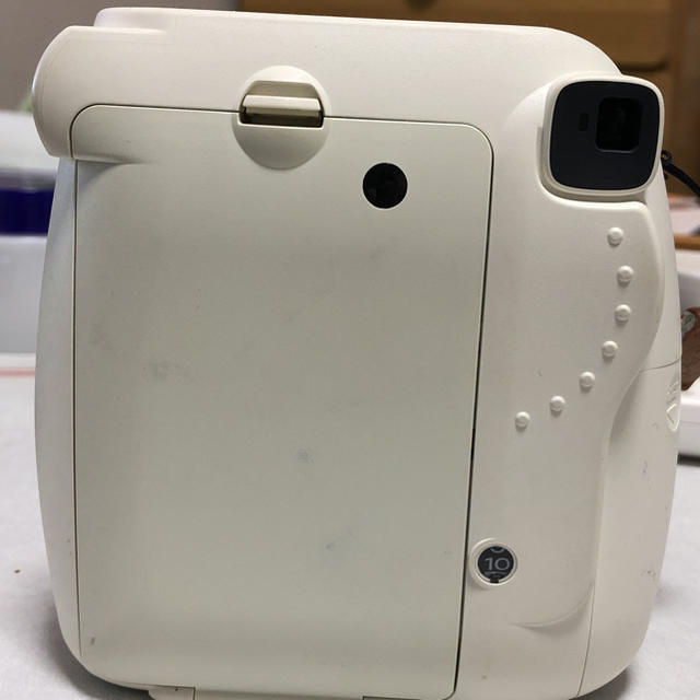 富士フイルム(フジフイルム)のチェキ INSTAX mini8  ホワイト&写真入れ(32枚ポケット) スマホ/家電/カメラのカメラ(フィルムカメラ)の商品写真
