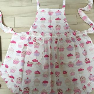 ローラアシュレイ(LAURA ASHLEY)のローラアシュレイ エプロン 未使用 カップケーキ柄(収納/キッチン雑貨)