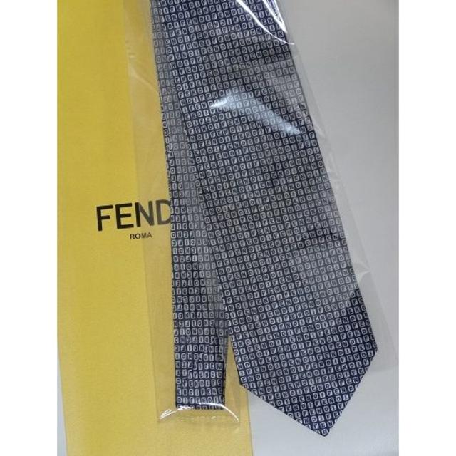 FENDI(フェンディ)のほぼ新品★フェンディFENDI★ロゴ総柄★高級ネクタイ★クリーニング済 メンズのファッション小物(ネクタイ)の商品写真