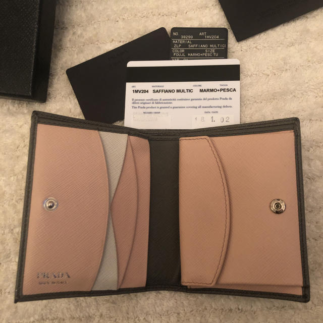 PRADA(プラダ)のサフィアーノ グレー ピンク 二つ折り 財布 確認用あり レディースのファッション小物(財布)の商品写真
