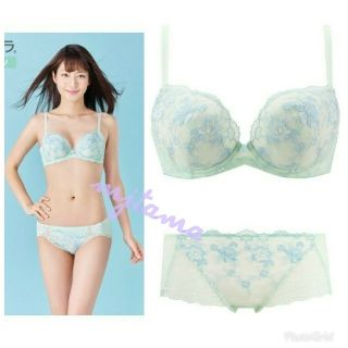 トリンプ(Triumph)の💛⑳C70 天使のブラ スリムライン極上ライト ブラ＆ショーツ定価9,612円(セット/コーデ)