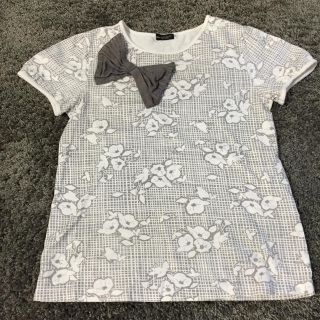 ベベ(BeBe)のBebe お花柄のTシャツ(Tシャツ/カットソー)