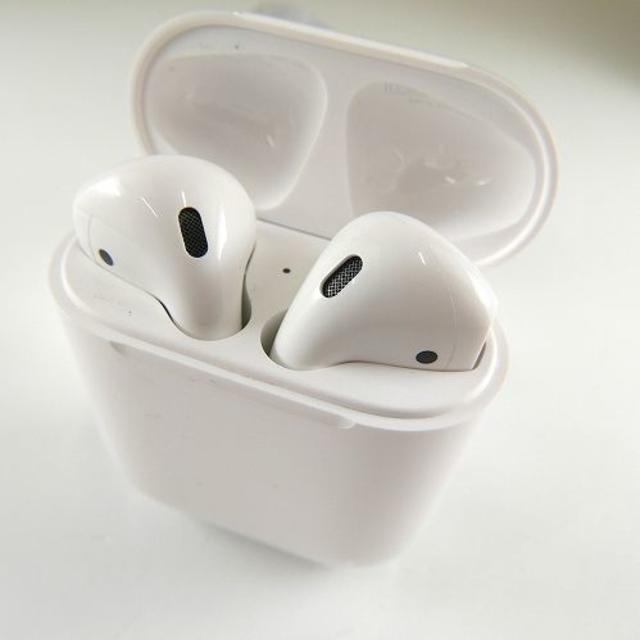 Apple(アップル)のApple AirPods エアーポッズ USED美品 純正 ワイヤレスイヤホン スマホ/家電/カメラのスマートフォン/携帯電話(その他)の商品写真