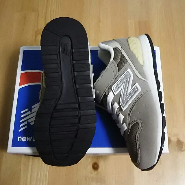 New Balance(ニューバランス)のニューバランス 996 グレー キッズ/ベビー/マタニティのキッズ靴/シューズ(15cm~)(スニーカー)の商品写真