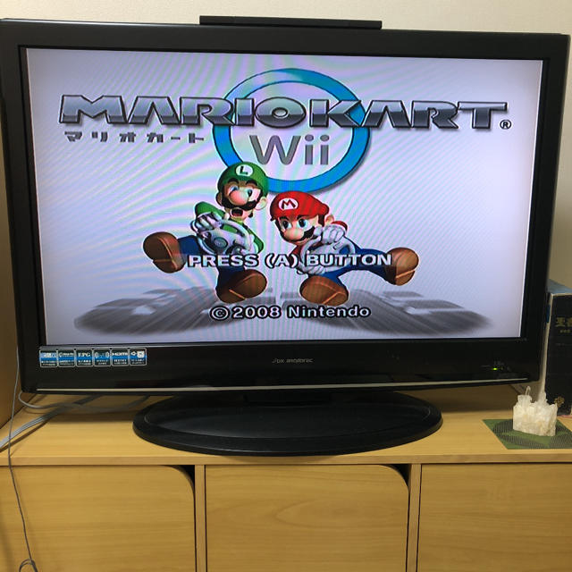 Wii(ウィー)のWii マリオカートとハンドル 2点セット エンタメ/ホビーのゲームソフト/ゲーム機本体(家庭用ゲームソフト)の商品写真