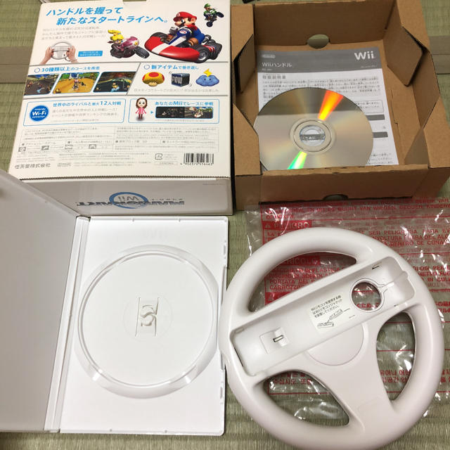 Wii(ウィー)のWii マリオカートとハンドル 2点セット エンタメ/ホビーのゲームソフト/ゲーム機本体(家庭用ゲームソフト)の商品写真