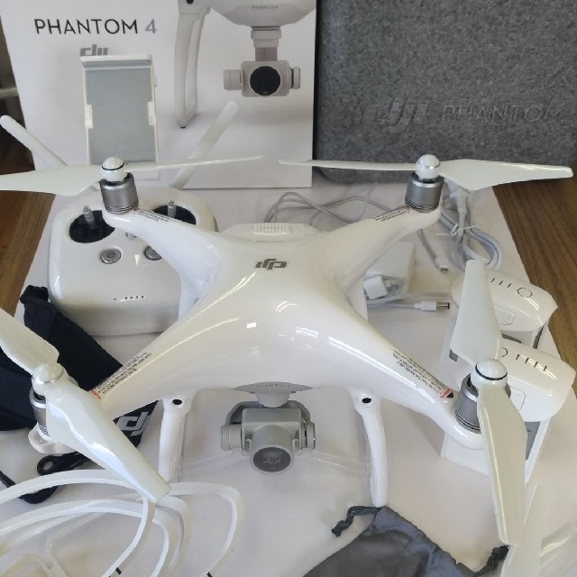 DJI PHANTOM4（空撮ドローン・ファントム4）本体一式・予備バッテリー他