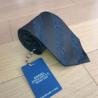 スーツカンパニー(THE SUIT COMPANY)のユニバーサルランゲージDanielダニエルレジメンタルネクタイ新品グレー×カーキ(ネクタイ)