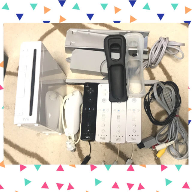 Wii(ウィー)の値下げしました！！★美品★ wii 本体 ホワイト リモコン ヌンチャク  エンタメ/ホビーのゲームソフト/ゲーム機本体(家庭用ゲーム機本体)の商品写真