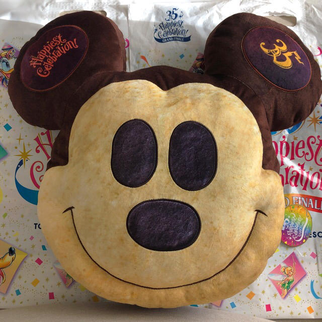 Disney(ディズニー)の新作♡ ミッキー パン クッション 35周年 グランドフィナーレ エンタメ/ホビーのおもちゃ/ぬいぐるみ(キャラクターグッズ)の商品写真