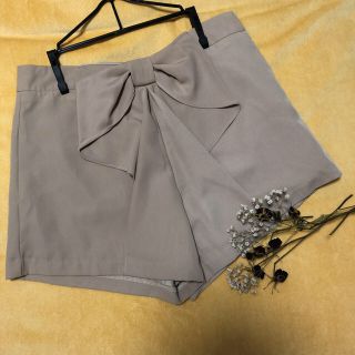 モンリリィ(mon Lily)の【美品】ベージュリボンショートパンツ(ショートパンツ)