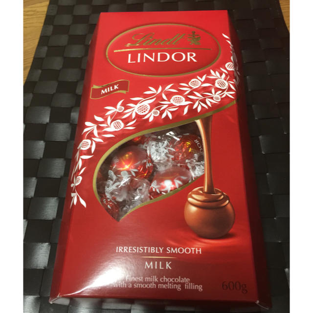 Lindt(リンツ)のLINDT LINDOR リンツ リンドール ミルク 600g 食品/飲料/酒の食品(菓子/デザート)の商品写真