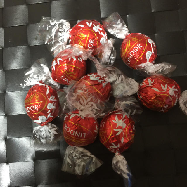 Lindt(リンツ)のLINDT LINDOR リンツ リンドール ミルク 600g 食品/飲料/酒の食品(菓子/デザート)の商品写真