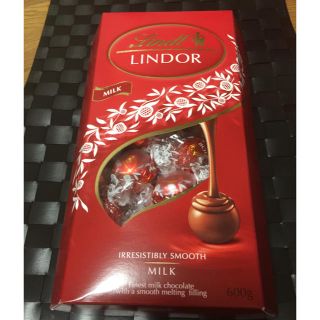 リンツ(Lindt)のLINDT LINDOR リンツ リンドール ミルク 600g(菓子/デザート)