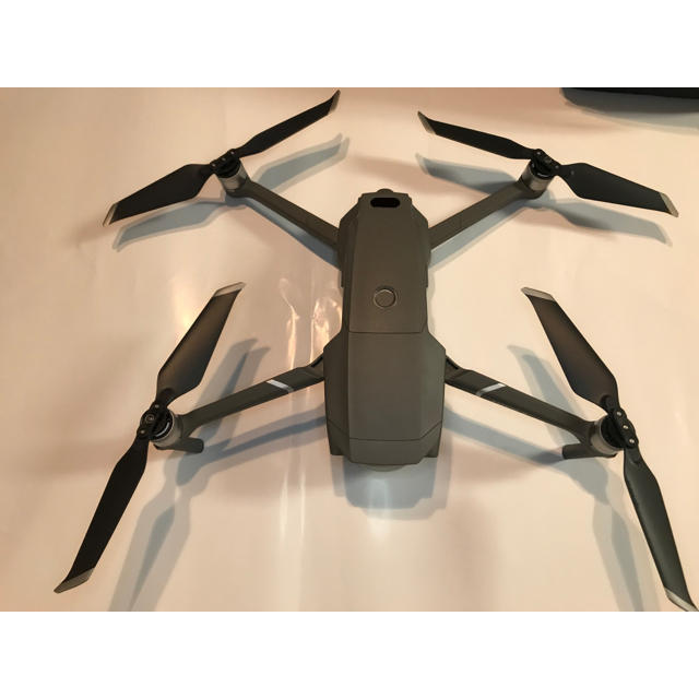 DJI Mavic 2 zoom + fly more コンボ エンタメ/ホビーのおもちゃ/ぬいぐるみ(ホビーラジコン)の商品写真