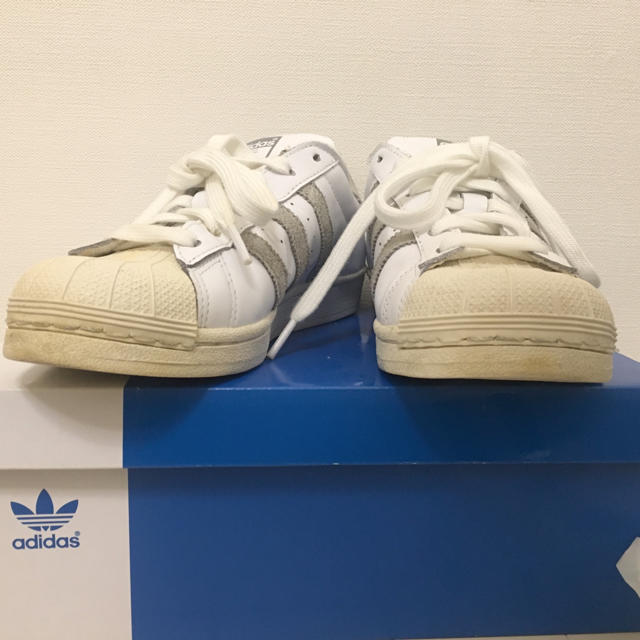 adidas(アディダス)のよっちゃん様専用 adidas スーパースターグレー 23cm レディースの靴/シューズ(スニーカー)の商品写真