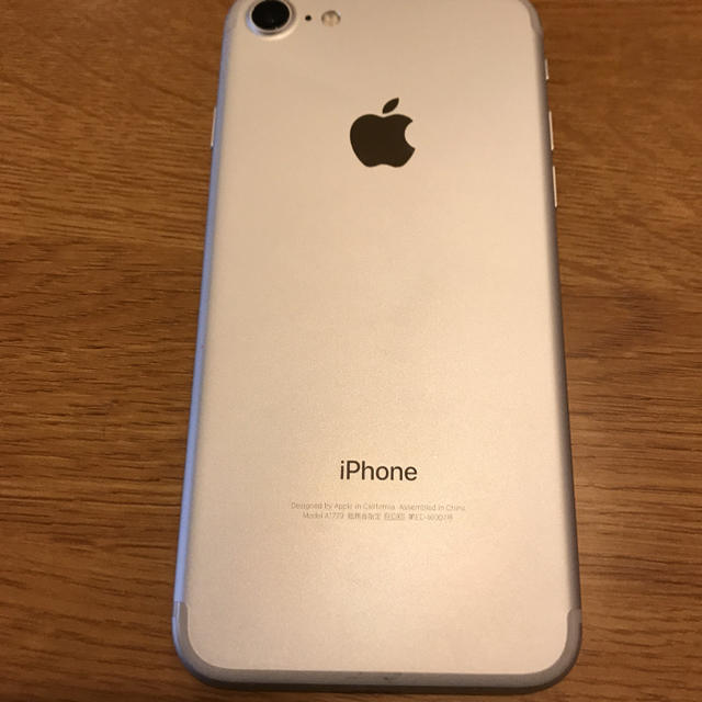 Apple(アップル)のiPhone 7 Silver 256 GB simフリー スマホ/家電/カメラのスマートフォン/携帯電話(スマートフォン本体)の商品写真