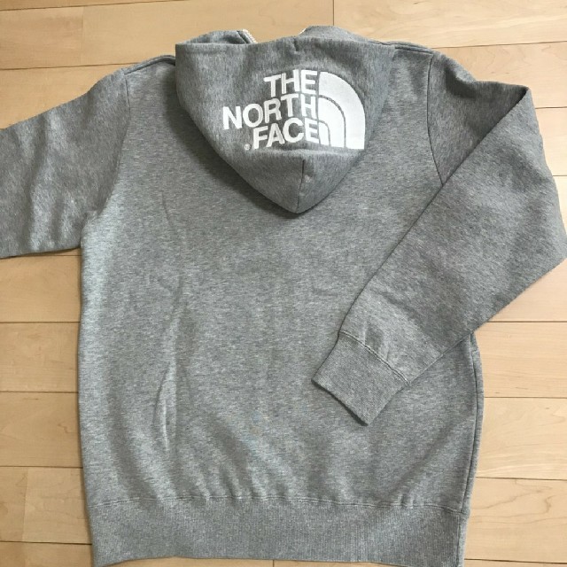 THE NORTH FACE(ザノースフェイス)のセール中！新品！ノースフェイス　Lサイズ☆グレー　ロゴ　パーカー　スウェット　 メンズのトップス(パーカー)の商品写真