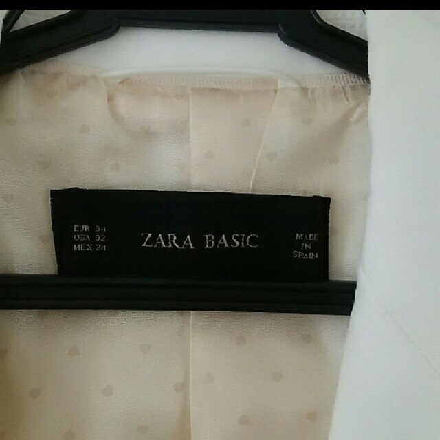 ZARA(ザラ)のZARA ホワイトテーラードジャケット レディースのジャケット/アウター(テーラードジャケット)の商品写真