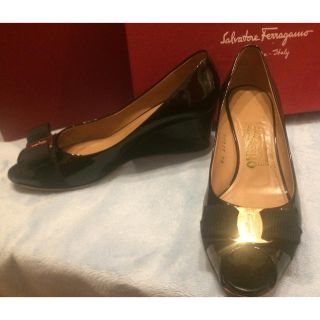 サルヴァトーレフェラガモ(Salvatore Ferragamo)の【フェラガモ】ヴァラ パテントパンプス  23.5(ハイヒール/パンプス)