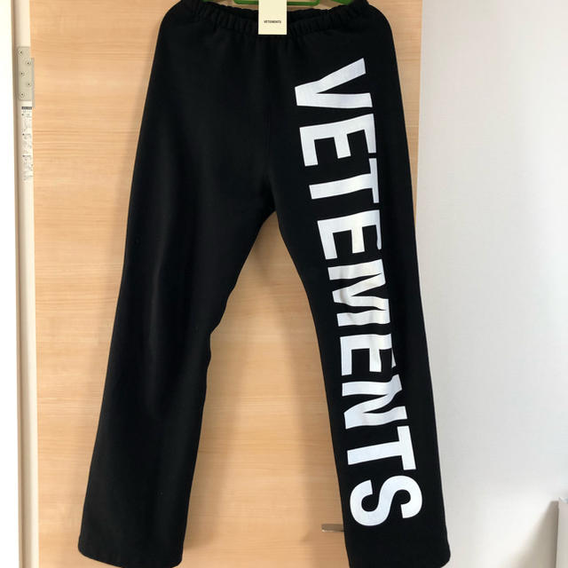 公式通販店舗 Vetements パンツ - パンツ