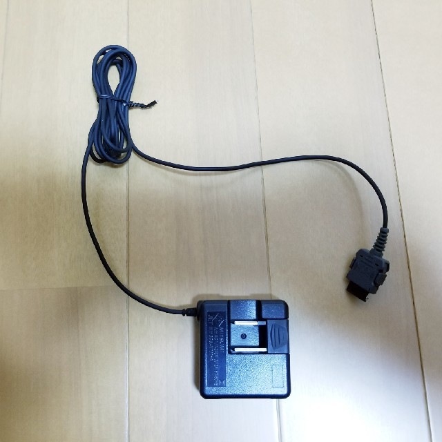 NTTdocomo(エヌティティドコモ)のNTTドコモ FOMA ACアダプタ 02 充電器 ガラケー用 スマホ/家電/カメラのスマートフォン/携帯電話(バッテリー/充電器)の商品写真
