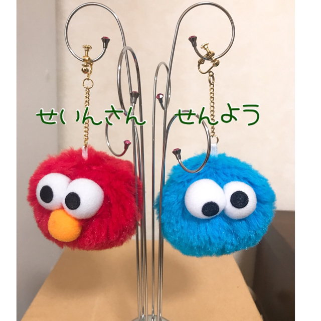 USJ(ユニバーサルスタジオジャパン)のポンポンイヤリング エルモクッキーモンスター  レディースのアクセサリー(イヤリング)の商品写真