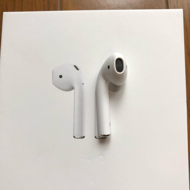 Apple(アップル)のairpods スマホ/家電/カメラのスマホアクセサリー(ストラップ/イヤホンジャック)の商品写真