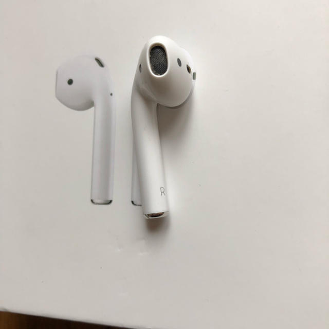 Apple(アップル)のairpods スマホ/家電/カメラのスマホアクセサリー(ストラップ/イヤホンジャック)の商品写真