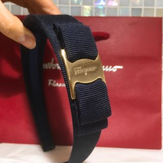 フェラガモ(Ferragamo)のフェラガモ カチューシャ ヴェラ リボン (カチューシャ)