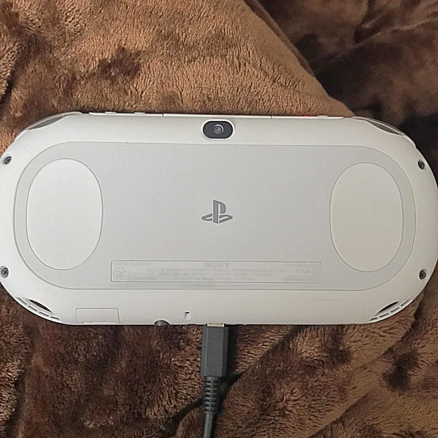 PlayStation Vita(プレイステーションヴィータ)のPSVITA 本体 Vita ホワイト エンタメ/ホビーのゲームソフト/ゲーム機本体(携帯用ゲーム機本体)の商品写真