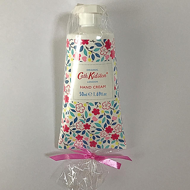 Cath Kidston(キャスキッドソン)の☆新品☆ cath kidston ハンドクリーム コスメ/美容のボディケア(ハンドクリーム)の商品写真