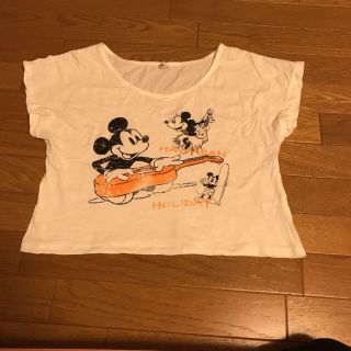 ヴィス(ViS)の VISディズニーDisneyミッキーハワイショート丈白色半袖Tシャツ ウクレレ(Tシャツ(半袖/袖なし))